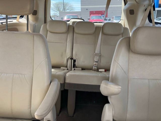 Used 2009 Chrysler Town & Country Limited w/ Entertainment Group #3 FWD image 18