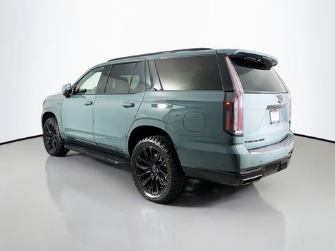 Used 2025 Cadillac Escalade Luxury image 3