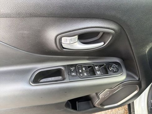 Used 2023 Jeep Renegade Latitude image 28