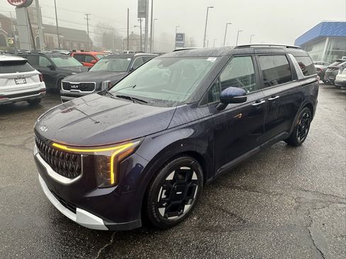 Used 2025 Kia Carnival EX image 2