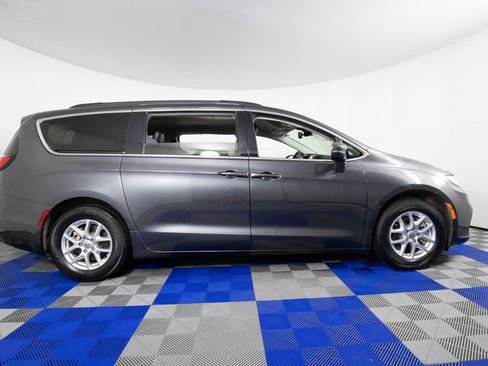 Used 2022 Chrysler Pacifica Touring-L image 4