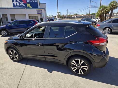 Used 2019 Nissan Kicks SV image 3