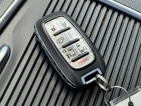 Used 2023 Chrysler Pacifica Limited FWD image 35