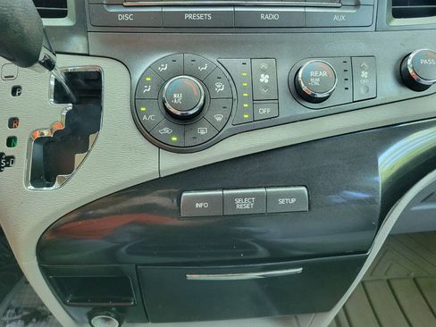 Used 2012 Toyota Sienna LE image 17