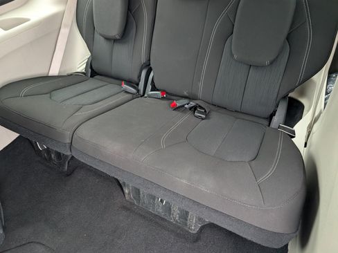 Used 2023 Chrysler Voyager LX FWD image 8