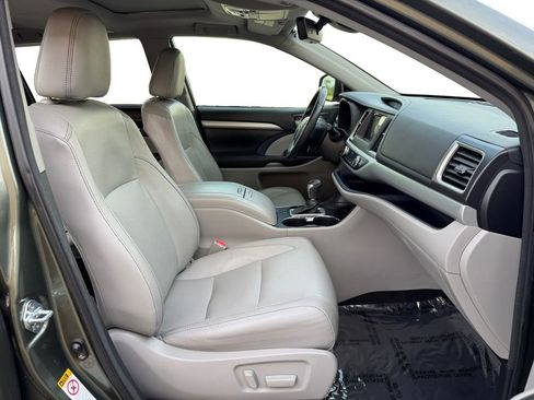 Used 2017 Toyota Highlander XLE FWD image 18