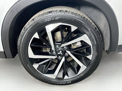 Used 2024 Mitsubishi Outlander SE image 11