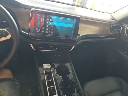 Used 2025 Volkswagen Atlas SE AWD/4WD image 11