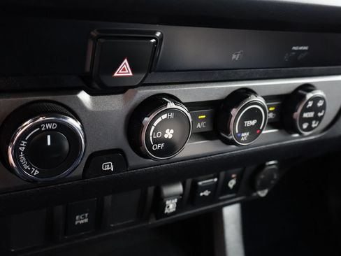 Used 2020 Toyota Tacoma TRD Off-Road AWD/4WD image 28
