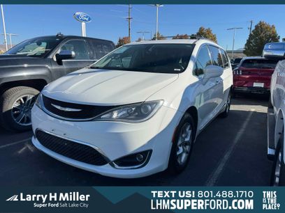 Used 2017 Chrysler Pacifica Touring-L w/ Tire & Wheel Group