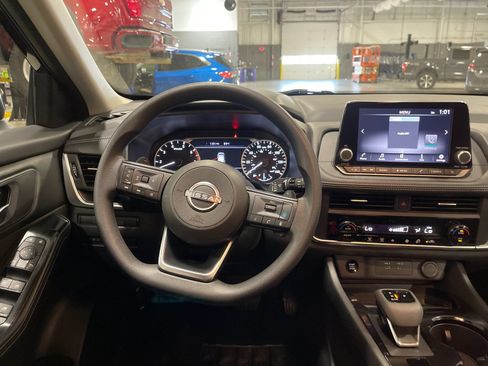 Used 2024 Nissan Rogue SV FWD image 16