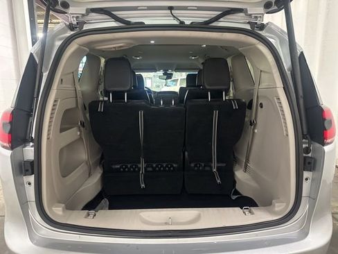 Used 2024 Chrysler Pacifica Touring-L image 28