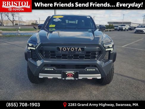 Used 2025 Toyota Tacoma Trailhunter image 2
