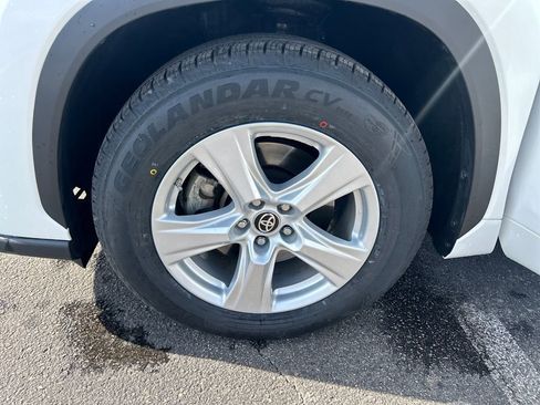 Certified 2023 Toyota Highlander LE image 28