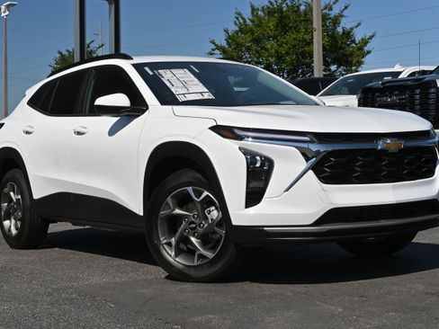 New 2026 Chevrolet Trax LT w/ Driver Confidence Package FWD image 2