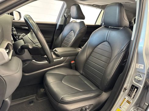 Used 2023 Toyota Highlander XLE AWD/4WD image 16