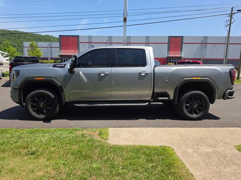 Used 2024 GMC Sierra 2500 AT4 w/ Technology Package AWD/4WD image 7