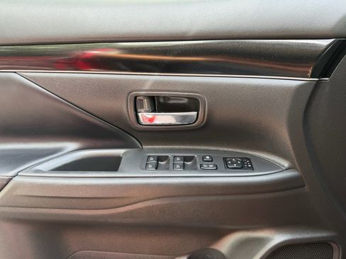 Used 2020 Mitsubishi Outlander SE FWD image 35