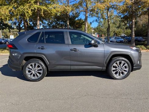 Used 2023 Toyota RAV4 XLE Premium image 7