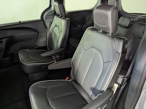 New 2026 Chrysler Pacifica Limited w/ S Appearance Package image 16