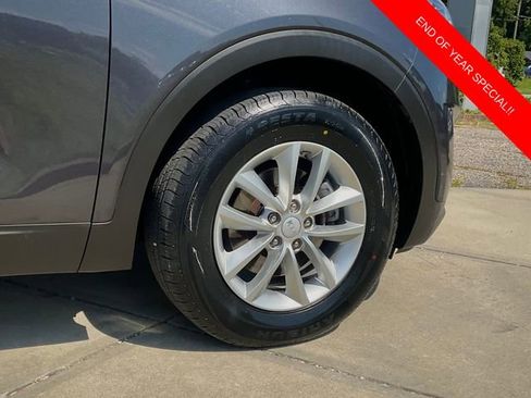 Used 2017 Kia Sorento LX image 9