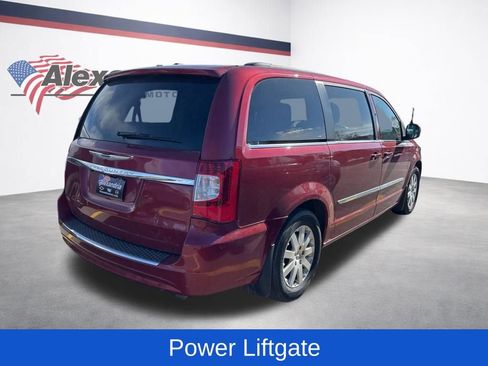Used 2014 Chrysler Town & Country Touring FWD image 5