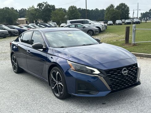 Used 2024 Nissan Altima 2.5 SR w/ SR Premium Package FWD image 3