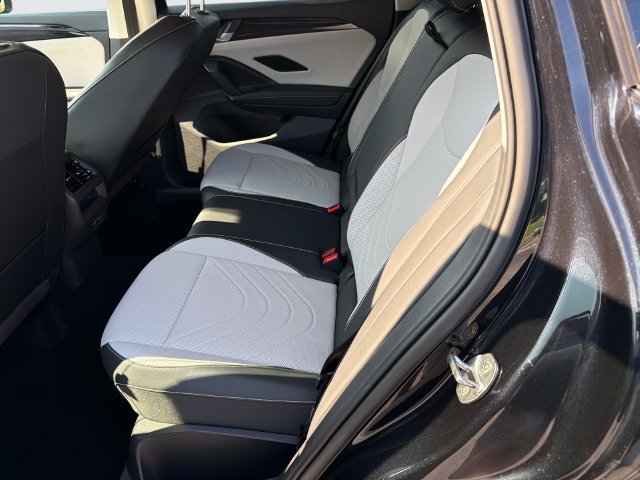 Used 2025 Volkswagen Tiguan SE AWD/4WD image 15