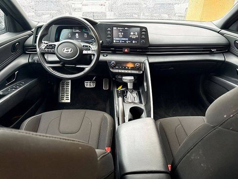Used 2025 Hyundai Elantra Sport image 11