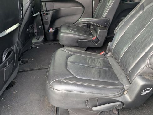 Used 2021 Chrysler Pacifica Touring-L w/ Uconnect Theater Family Group image 8