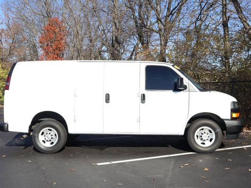 Used 2022 Chevrolet Express 3500 w/ Driver Convenience Package image 9