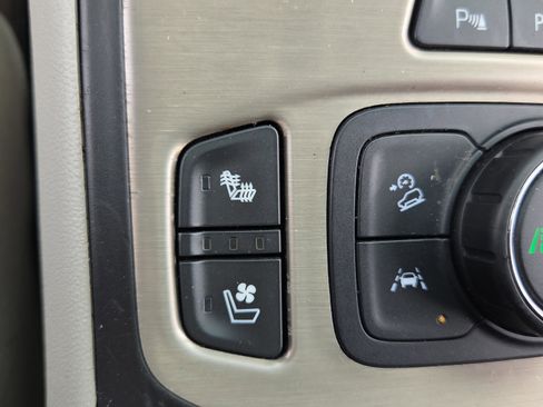 Used 2019 GMC Terrain Denali w/ Advanced Safety Package image 17