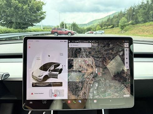 Used 2021 Tesla Model Y Long Range AWD/4WD image 3