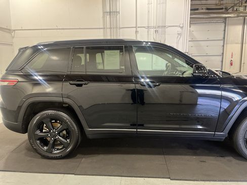 Used 2023 Jeep Grand Cherokee Altitude AWD/4WD image 4