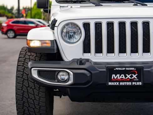 Used 2018 Jeep Wrangler Unlimited Sahara w/ Uconnect 4C Nav & Sound Group AWD/4WD image 5