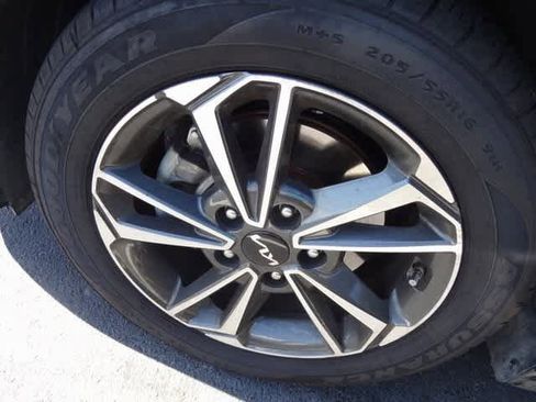 Used 2023 Kia Forte LXS image 17