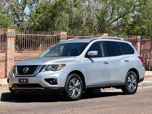 Used 2017 Nissan Pathfinder SL image 1