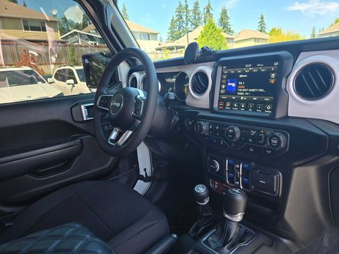 Used 2023 Jeep Wrangler Unlimited Rubicon 4xe w/ Cold Weather Group AWD/4WD image 10