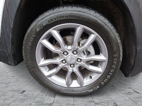 Used 2024 GMC Terrain SLT image 8