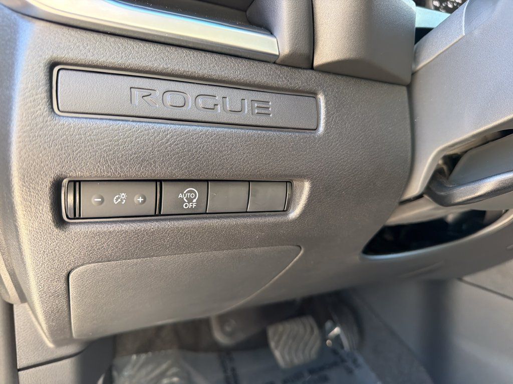 Used 2025 Nissan Rogue S AWD/4WD image 17