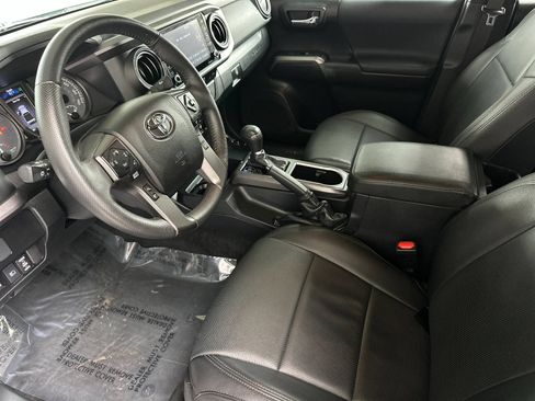 Used 2022 Toyota Tacoma TRD Off-Road w/ Technology Package RWD image 9