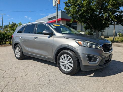 Used 2017 Kia Sorento AWD image 2