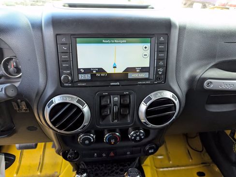 Used 2015 Jeep Wrangler Unlimited Rubicon w/ Connectivity Group AWD/4WD image 18