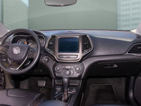 Used 2019 Jeep Cherokee Trailhawk image 8