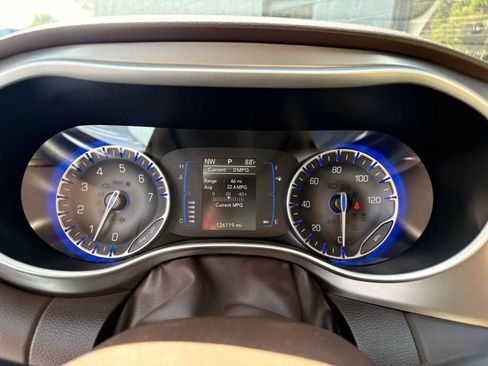 Used 2019 Chrysler Pacifica Touring-L FWD image 25