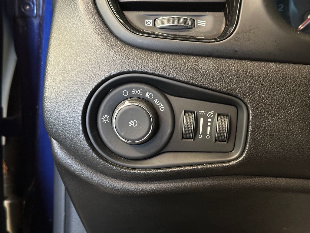 Used 2018 Jeep Renegade Altitude w/ UConnect 8.4 Nav Group AWD/4WD image 17