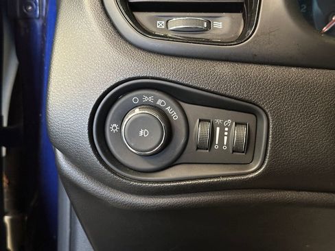 Used 2018 Jeep Renegade Altitude w/ UConnect 8.4 Nav Group AWD/4WD image 17