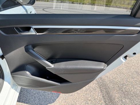 Used 2018 Volkswagen Passat 3.6 image 18