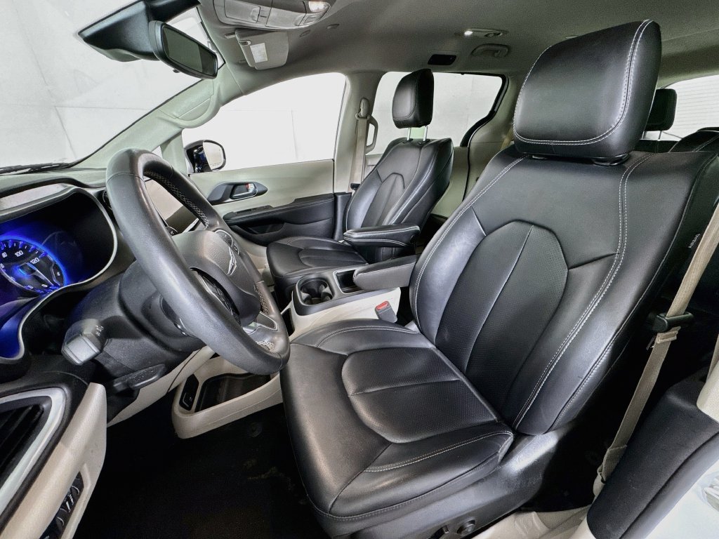 Used 2024 Chrysler Pacifica Touring-L FWD image 20