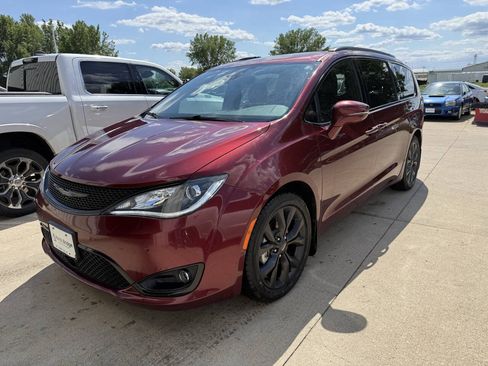 Used 2019 Chrysler Pacifica Limited FWD image 3